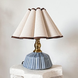 Lampada da tavolo classica in ceramica blu navy fatta a mano 110-250 V, paralume a petalo con bordo smerlato in lino marrone, camera da letto, soggiorno, cucina, arredamento neutro
