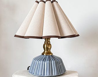Handgemaakte klassieke marineblauwe keramische tafellamp 110-250 V, linnen bruine rand rand coquille bloemblaadje schaduw slaapkamer woonkamer keuken neutraal decor