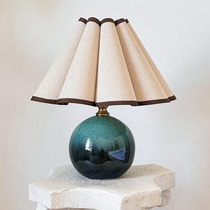 Handmade Green Glaze Ceramic Table Lamp 110-250V Scallop Linen Plastic Fabric Brown Trim Petal Shade Bedroom Living Room Kitchen Retro Decor