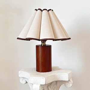 Lámpara de mesa pequeña con pilar de madera, 110-240 V, pantalla plisada con ribete marrón de tela de lino festoneada, ideal para dormitorio, sala de estar o cocina. Estilo retro Japandi.