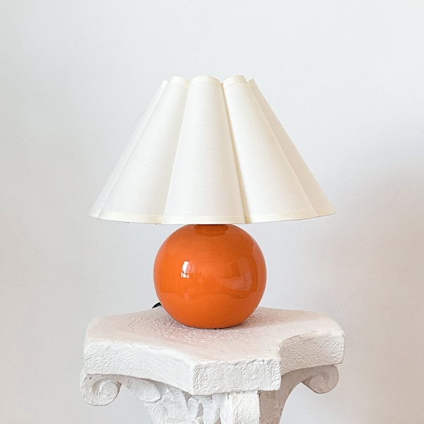 Lampada da tavolo piccola in ceramica arancione fatta a mano 110-250 V, paralume plissettato color crema con petali di fiori a forma di conchiglia, per camera da letto, soggiorno, cucina, arredamento neutro e accogliente