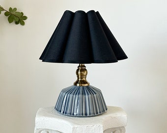 Lámpara de mesa de cerámica a rayas clásica, base resistente de 110-240 V, pantallas plisadas de pétalos de tela negra, dormitorio, sala de estar, cocina, decoración rústica y acogedora