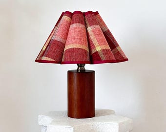 Handgemaakte tafellamp met kleine houten pilaar, 110-240 V coquille linnen stof rode geruite geplooide lampenkap, vintage nachtkastje, gezellige bureaulamp