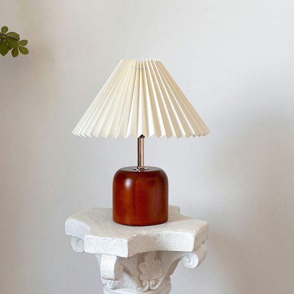 Lampada da tavolo vintage in legno di quercia fatta a mano, paralume in tessuto plissettato 110-240 V, arredamento rustico e accogliente per camera da letto e cucina, lampada da comodino e scrivania Japandi