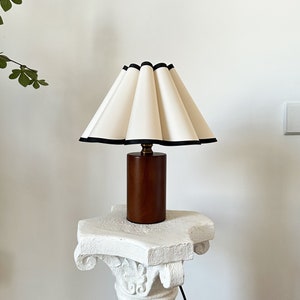 Holzsäule gefaltete Tischlampe, Stoffschirm 110-240V für Schlafzimmer Wohnzimmer Küche Retro rustikale gemütliche dekorative Japandi Nachttischlampe