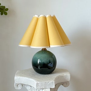 Grün glasierte plissierte Keramik-Tischlampe, schwarz-gelber Blütenblatt-Plisseeschirm, stabiler Sockel 110–240 V, Schlafzimmer, Wohnzimmer, Küche, rustikales, gemütliches Dekor