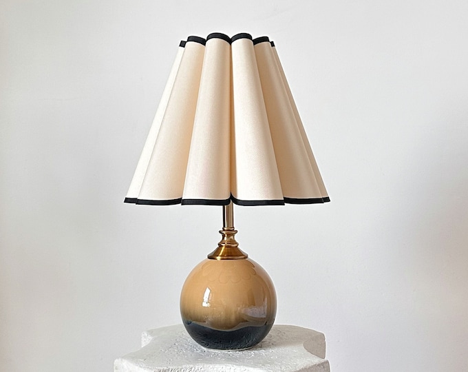 Handmade Brown Round Ceramic Vintage Table Lamp Fabric Flower Ruffle Tall Pleated Shade 110-240V For Bedroom Kitchen Living Room Retro Decor