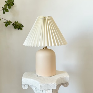 Lámpara de mesa de cerámica beige estilo vintage, base resistente, 110-240 V, pantalla plisada de tela para dormitorio, sala de estar, cocina, decoración rústica japonesa acogedora