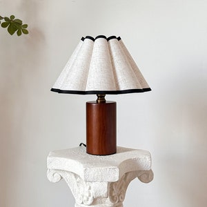 Handmade Vintage Wooden Pillar Table Lamp Linen Black Trim Flower Ruffle Shade 110-240V, Bedroom Living Room Kitchen Retro Decor Desk Lamp