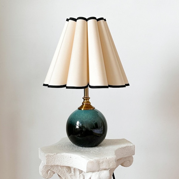 Handgemaakte groene glazuur keramische hoge tafellamp 110-250 V, geplooide coquille zwarte rand bloemblaadje lampenkap slaapkamer woonkamer keuken retro gezellig decor