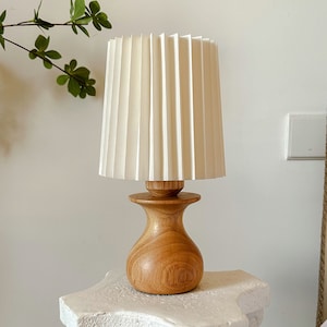 Retro Small Wooden Pleated Table Lamp, 110-240V Fabric Shade Bedroom Kitchen Living Room Rustic Decorative Japandi Accent Lamps Desk Lights