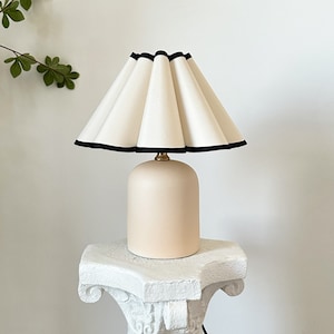 Handmade Beige Ceramic Base Table Lamp 110-240v Black Trim Fabric Pleated Petal Shade Bedroom Living Room Kitchen Retro Cozy Bedside Decor