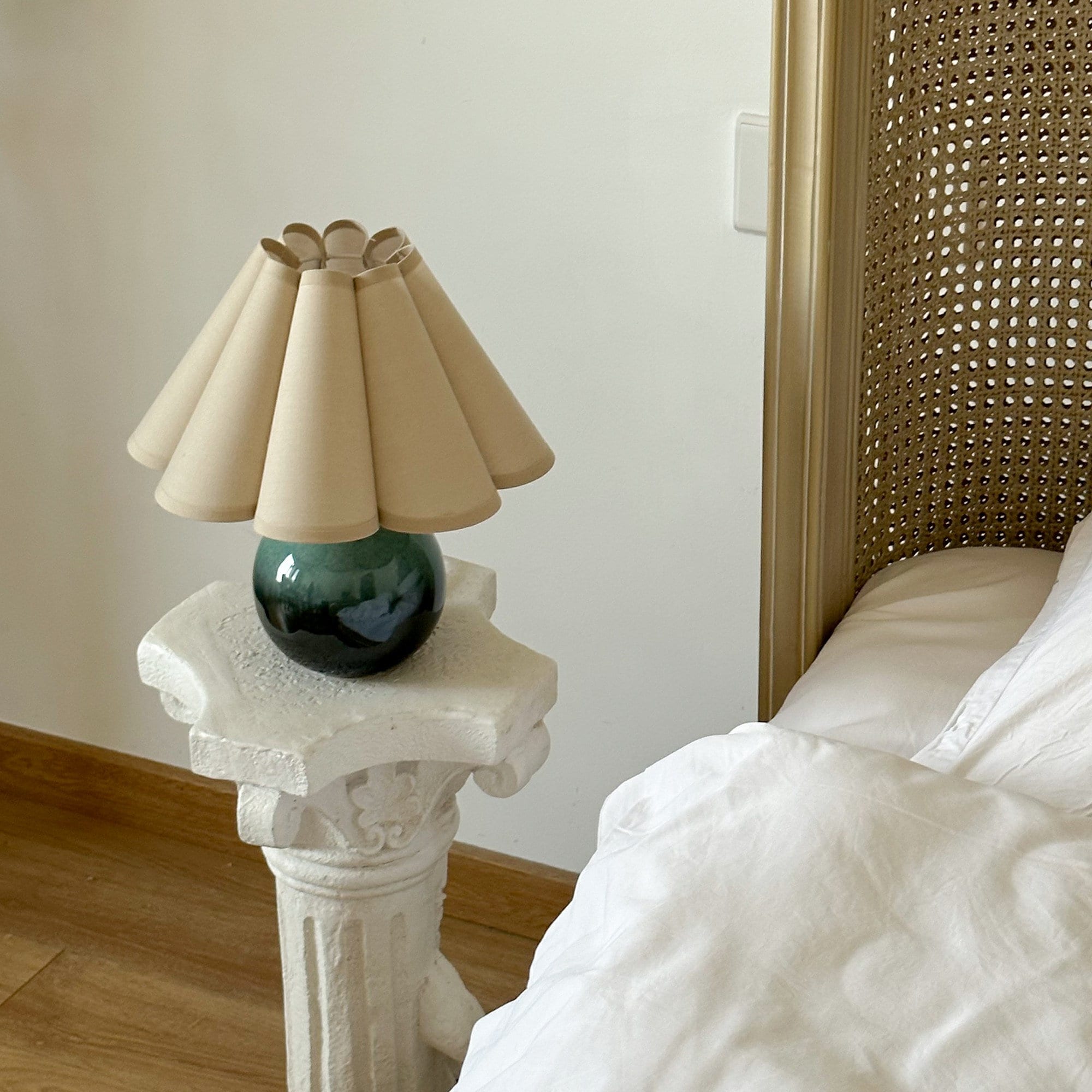 ハンドメイドのカーキ色の花びらプリーツシェード、グリーン釉