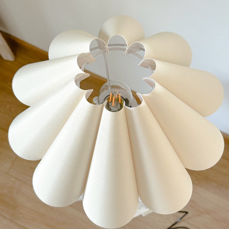 Abat-jour plissé fait main Beige éclairage chaud pour lampes de table suspension lumineuse en tissu PVC, abat-jour pétales d'ameublement, décoration de lampe image 8