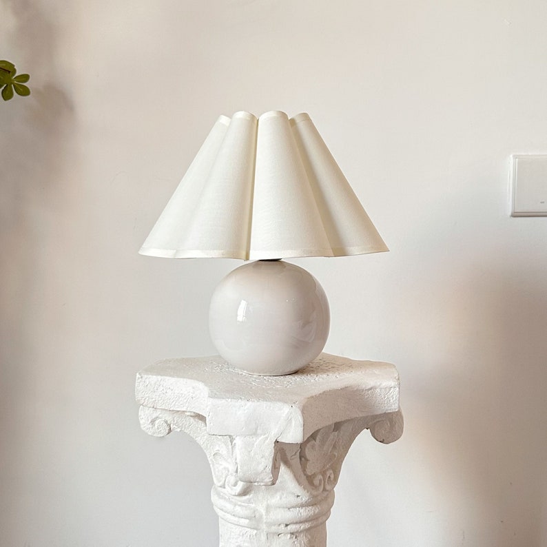 Lámpara de mesa de cerámica blanca hecha a mano, 110-240 V, tela color crema, pantalla plisada de pétalos, decoración rústica y acogedora para dormitorio, sala de estar, cocina, lámpara redonda.
