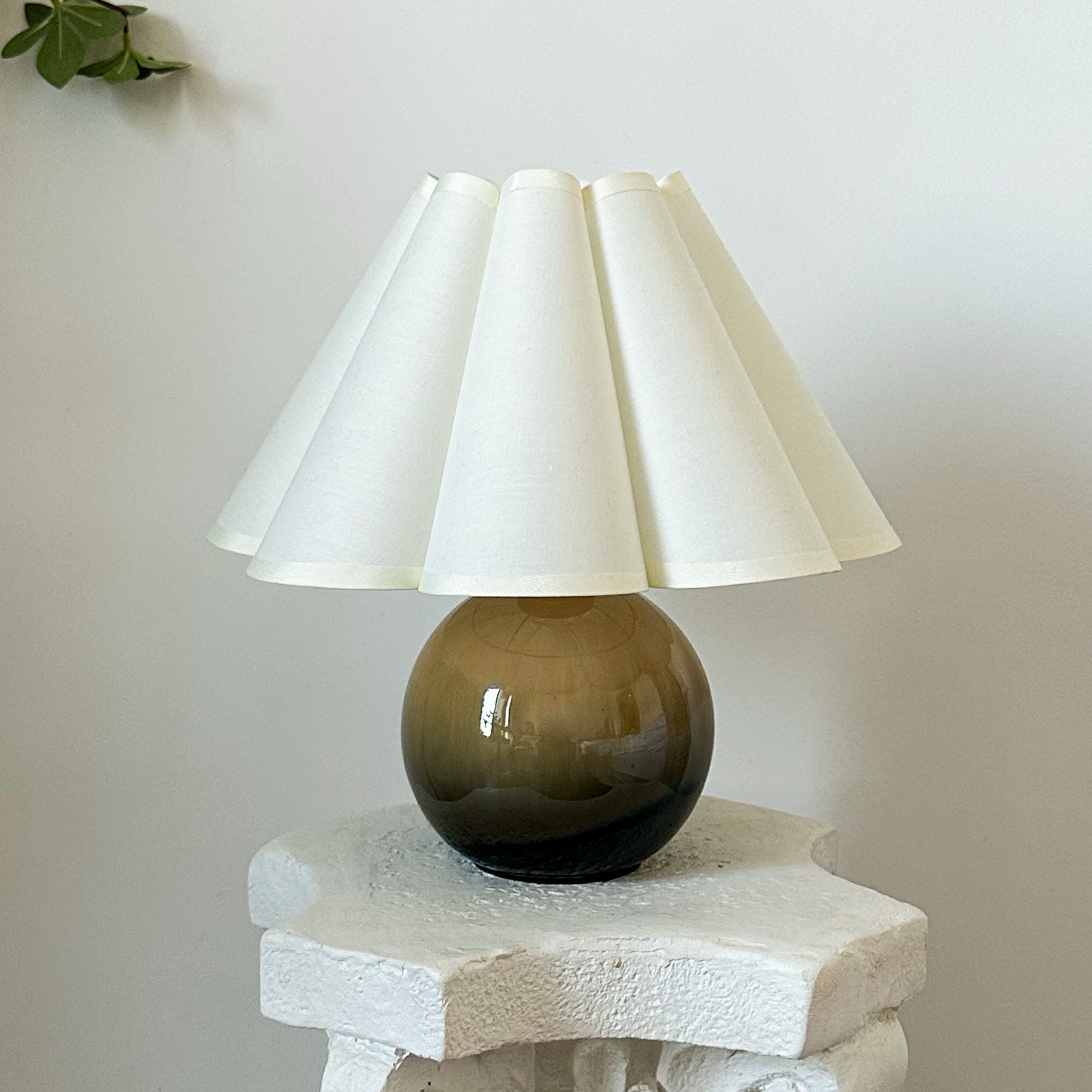 Handmade Durable Ceramic Table Lamp, 110-240V Cream Fabric Pleated Petal Shade Bedroom Living Room Kitchen Rustic Cozy Decor Nightstand Lamp