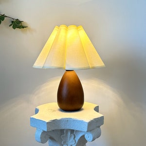 Walnut Color Paint Wood Table Lamp 110-240V Cream Fabric Pleated Petal Shade Bedroom Living Room Kitchen Rustic Deco Japandi Nightstand Lamp zdjęcie 3