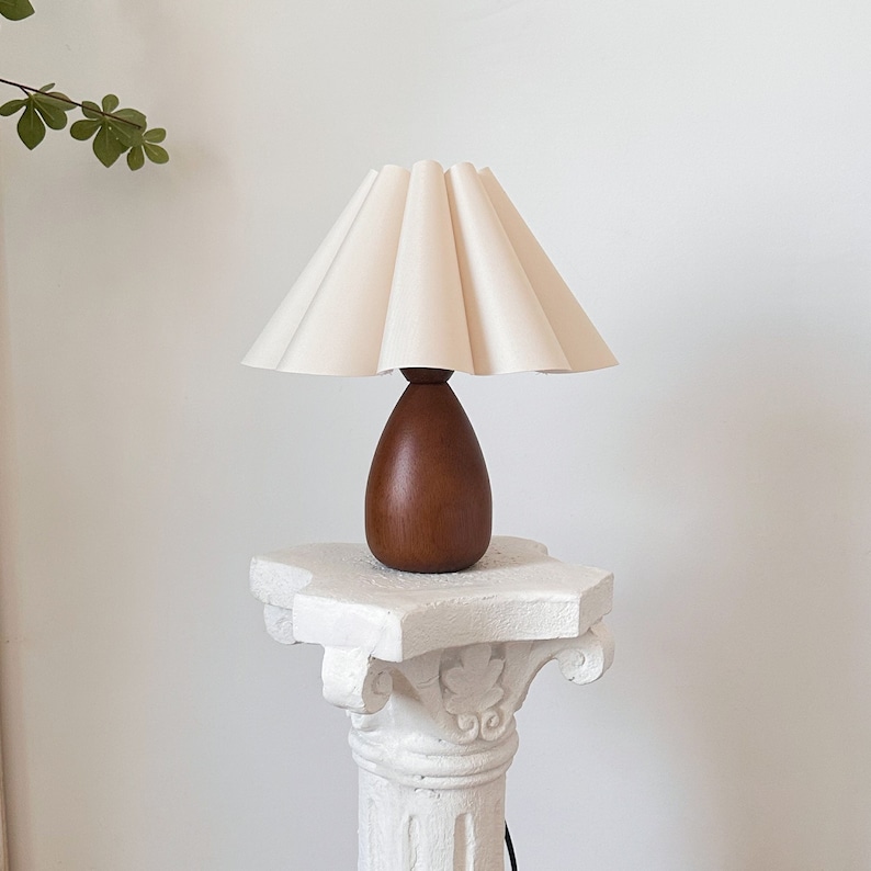 Lámpara de mesa vintage de madera hecha a mano, 110-240 V, color nogal, pantalla plisada de pétalos beige, decoración retro para dormitorio, sala de estar, cocina, escritorio.