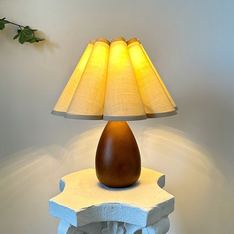 Walnut Color Paint Wood Table Lamp 110-240V Cream Fabric Pleated Petal Shade Bedroom Living Room Kitchen Rustic Deco Japandi Nightstand Lamp zdjęcie 8