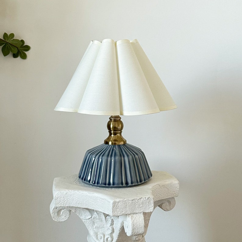 Pantallas plisadas de pétalos de tela hechas a mano, lámpara de mesa de cerámica a rayas clásicas de 110-240 V, base resistente, decoración rústica acogedora para dormitorio, sala de estar, cocina.