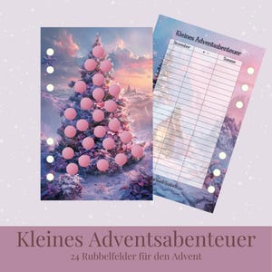 Może przedstawiać: Strona planera z motywem choinki i różowymi ozdobami. Widoczny tekst "Kleines Adventsabenteuer" i "24 Rubbelfelder für den Advent". Druga strona przedstawia zimowy krajobraz.