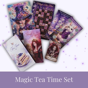 Könnte beinhalten: Eine Sammlung von Fantasy-Karten und -Heften. Die Illustrationen zeigen eine Frau mit Hut, ein Kaninchen und einen Kuchen. Der Text enthält "Magic Tea Time", "Tea Time" und "Sweet Heart". Das Set hat ein lila-weißes Farbschema.