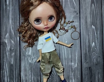 Set für Blythe. Hose und T-Shirt mit ukrainischer Flagge