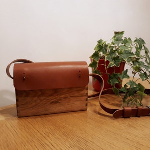 Wooden and leather handbag