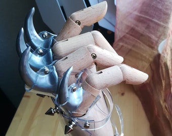 Guanteletes de garras metálicas hechos a medida