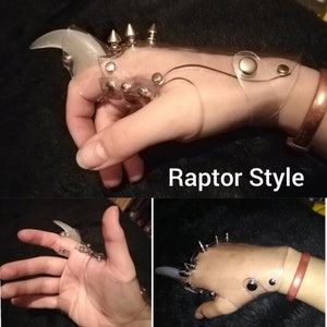 Puede incluir: Garras de mano de pl&aacute;stico transparente con p&uacute;as plateadas y una correa plateada. Las garras est&aacute;n dise&ntilde;adas para parecerse a las garras de un raptor. El texto "Raptor Style" es visible debajo de la mano.