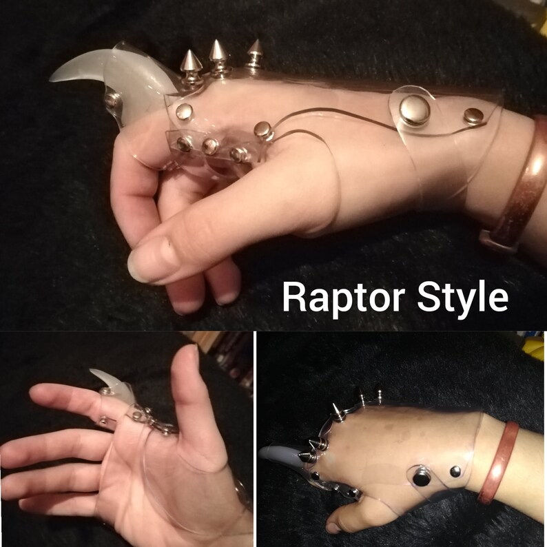 Puede incluir: Garras de mano de pl&aacute;stico transparente con p&uacute;as plateadas y una correa plateada. Las garras est&aacute;n dise&ntilde;adas para parecerse a las garras de un raptor. El texto "Raptor Style" es visible debajo de la mano.