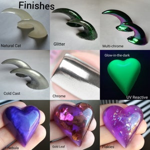 Puede incluir: Un collage de im&aacute;genes que muestran diferentes acabados de resina para la elaboraci&oacute;n de joyas. Los acabados incluyen gato natural, purpurina, multi-chrome, brillo en la oscuridad, fundici&oacute;n en fr&iacute;o, cromo, reactivo a los rayos UV, nebulosa, hoja de oro y escamas.