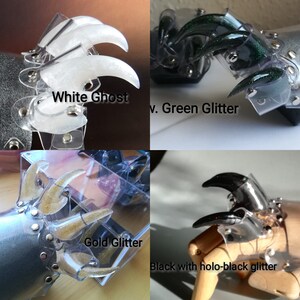 Puede incluir: Cuatro pares de anillos de dedos en forma de garra, cada uno con un color y acabado diferente. Los anillos est&aacute;n hechos de pl&aacute;stico transparente con detalles met&aacute;licos. Los colores son blanco, brillo verde, brillo dorado y negro con brillo negro hologr&aacute;fico.