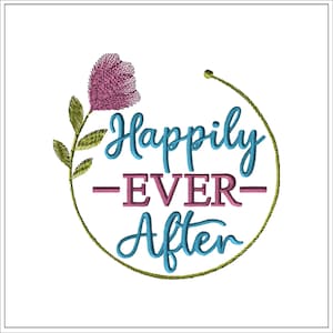 Puede incluir: Diseño bordado con las palabras "Happily Ever After" en verde azulado y rosa, rodeado por una corona floral verde. Una flor rosa y hojas verdes están en el lado izquierdo del diseño, todo sobre un fondo blanco.