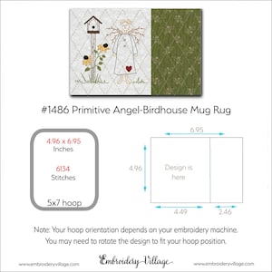 K&ouml;nnte beinhalten: Ein Primitive Angel-Birdhouse Mug Rug Design. Das Design zeigt einen Engel, ein Vogelhaus und Sonnenblumen. Die Abmessungen betragen 12,6 x 17,7 cm. Das Design ben&ouml;tigt 6134 Stiche und einen 5x7-Reifen. Der Text "Embroidery Village" ist ebenfalls vorhanden.