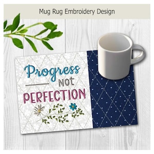 Può includere: Un sottotazza rettangolare con un ricamo che riporta il testo "Progress Not PERFECTION" in blu e rosa. Il lato sinistro presenta uno sfondo bianco con un motivo a rombi grigio e decorazioni floreali, mentre il lato destro è blu scuro.