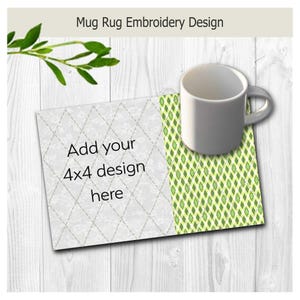 Pode incluir: Uma caneca de cerâmica branca repousa sobre um tapete com um padrão de losangos e o texto "Add your 4x4 design here". O tapete apresenta um padrão de losangos verdes no lado direito e um desenho floral branco no lado esquerdo. O texto "Mug Rug Embroidery Design" está no topo.