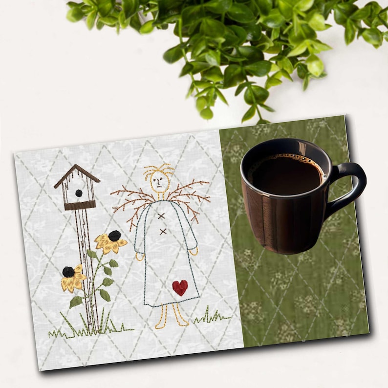 K&ouml;nnte beinhalten: Eine gesteppte Tischsets mit einem skurrilen Design mit einer Vogelscheuchenfigur, Sonnenblumen und einem Vogelhaus. Eine braune Tasse mit Kaffee steht auf dem gr&uuml;n gemusterten Teil des Tischsets. Das Tischset hat einen wei&szlig;en Hintergrund mit einem Rautenmuster.