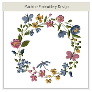 Op de afbeelding: Een machineborduurontwerp met een cirkelvormige krans van kleurrijke bloemen, groene bladeren, een blauwe vlinder, een roze vlinder en een blauwe libel. De tekst Machine Embroidery Design staat in het zwart bovenaan de afbeelding.