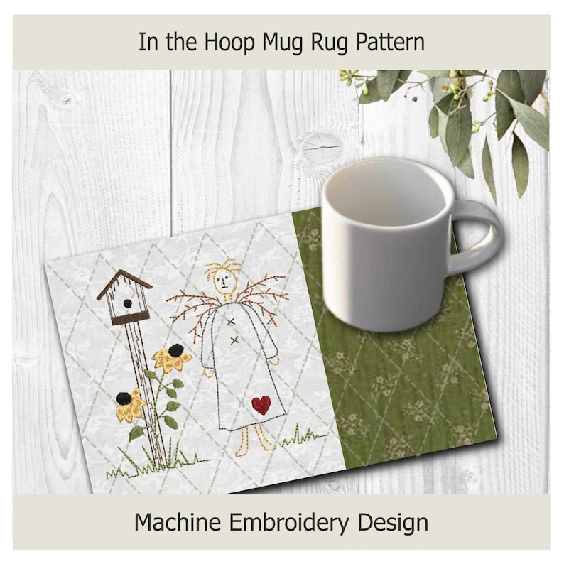 K&ouml;nnte beinhalten: Eine wei&szlig;e Keramiktasse steht auf einem gesteppten Untersetzer. Der Untersetzer zeigt ein gesticktes Design einer Vogelscheuche, Sonnenblumen und eines Vogelhauses. Der Text "In the Hoop Mug Rug Pattern" und "Machine Embroidery Design" sind sichtbar.