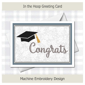 Könnte beinhalten: Eine Glückwunschkarte zur Graduierung mit einem schwarzen Doktorhut und einer goldenen Quaste, bestickt mit dem Wort "Congrats". Die Karte hat einen blauen Rahmen und einen weißen Blumengrund. Der Text "In the Hoop Greeting Card" und "Machine Embroidery Design" sind ebenfalls sichtbar.