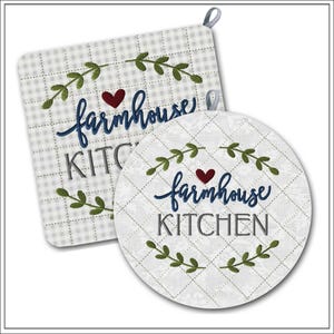 Może przedstawiać: Zestaw dwóch uchwytów do garnków w stylu rustykalnym. Jeden jest kwadratowy z biało-szarym wzorem w kratkę, a drugi okrągły. Oba mają napis "farmhouse kitchen" z czerwonym sercem w środku.