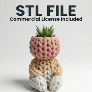 Puede incluir: Una maceta tejida a mano en tonos rosa, beige y blanco, que contiene una pequeña planta suculenta. El texto "STL FILE" y "Commercial License Included" se muestra en la parte superior.