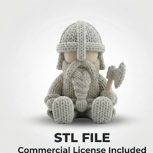 以下が含まれることがあります： ヘルメット、あごひげ、斧を備えた、薄いグレーのニットバイキングの置物。 このフィギュアは、詳細なニットの質感を持っています。 テキスト「STL FILE Commercial License Included」が画像の下部に表示されています。