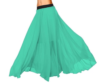 Puede incluir: Una falda larga y fluida de color turquesa con una cintura negra. La falda está hecha de una tela ligera y transparente, perfecta para bailar o girar.