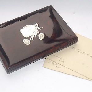 Estuche de tarjeta de carey falso victoriano antiguo raro, acordeón de seda, incrustaciones de piqué de plata maciza y oro c1870
