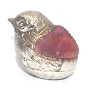 Alfiletero grande antiguo de plata chapada de la época eduardiana de Sampson Mordan, con diseño de pollito saliendo del cascarón, para coser, c. 1905.