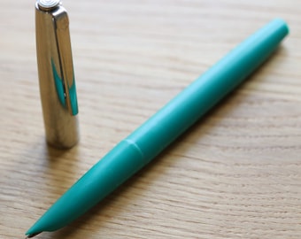 Pluma estilográfica vintage color turquesa. Sin usar. Años 80. Fabricada en la URSS por Sacco & Vanzetti.