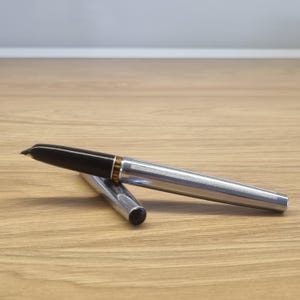 Puede incluir: Un letrero de madera r&uacute;stico con el texto "Welcome to our porch" en letras blancas. El letrero presenta un acabado envejecido y un dise&ntilde;o sencillo y acogedor, ideal para la decoraci&oacute;n exterior.