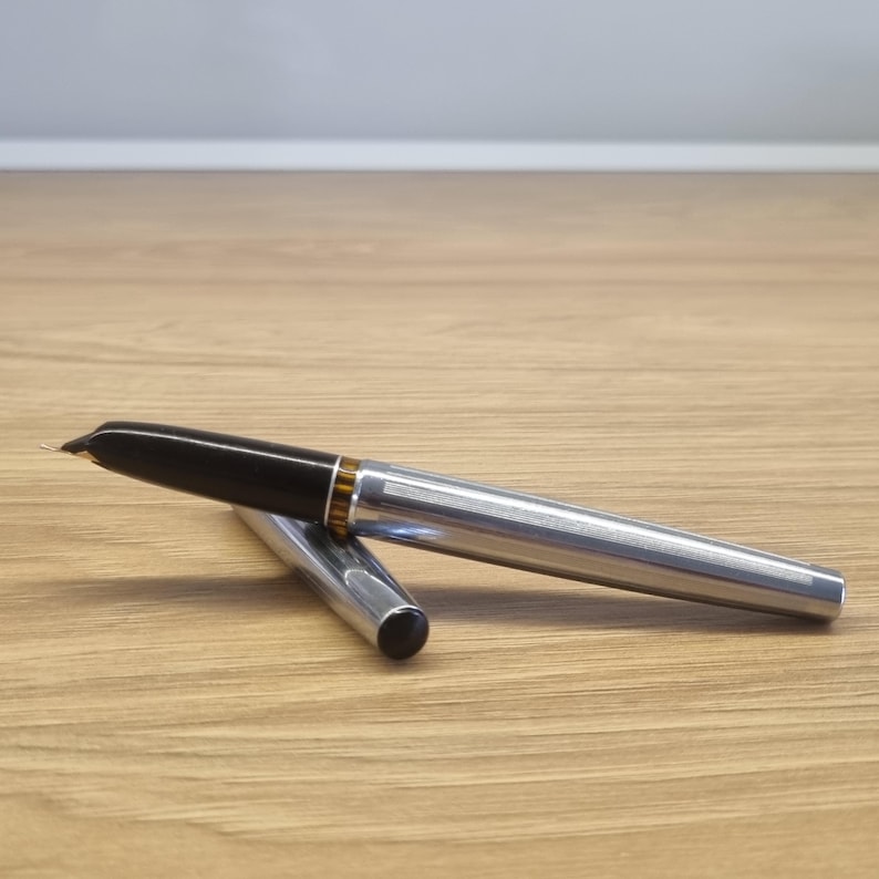 Puede incluir: Un letrero de madera r&uacute;stico con el texto "Welcome to our porch" en letras blancas. El letrero presenta un acabado envejecido y un dise&ntilde;o sencillo y acogedor, ideal para la decoraci&oacute;n exterior.